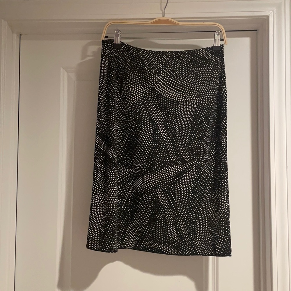 DKNY WOMENS BLACK AND WHITE SKIRT. SIZE SMALL.